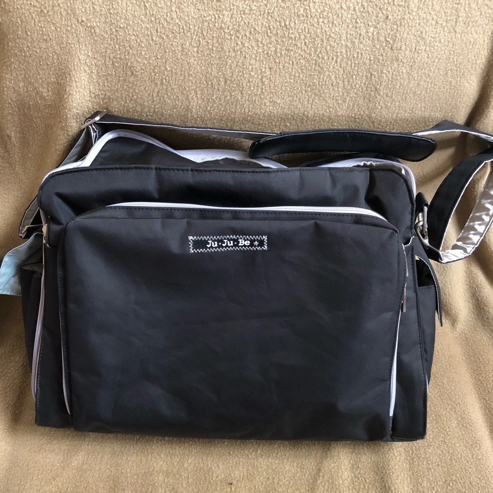 JuJuBe Black and Silver Be Prepared EUC Diaper Bag